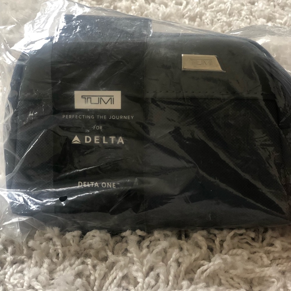 Tumi Travel Amenity Case (still in plastic)